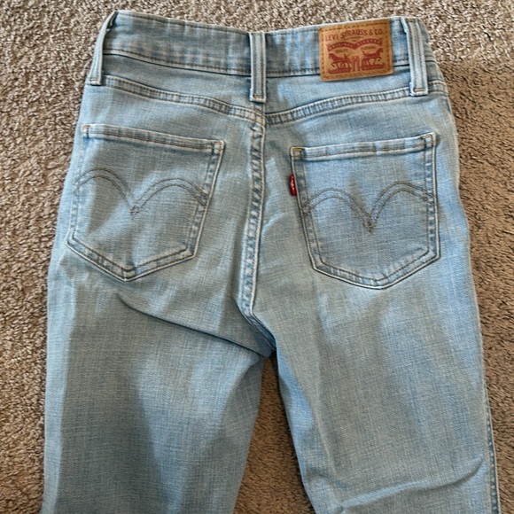 Women’s Levi Skinny Jeans - Picture 3 of 7